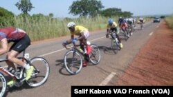 Les cyclistes du Tour du Faso après leur départ de Yako à Ziniaré lors de la 2e étape, samedi 31 octobre 2015. (Salif Kabore/VOA)