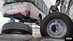 Seorang pekerja tengah bekerja di pabrik ban Tiongkok, Foton Motor Group di Beijing. Pemerintah AS mengenakan tarif atas produk ban-ban impor dari Tiongkok.