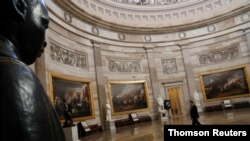 Una persona camina por la tranquila Rotonda del edificio del Capitolio de EE. UU. el 28 de diciembre de 2020.