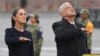 ARCHIVO – La presidenta electa de México, Claudia Sheinbaum, y el presidente saliente, Andrés Manuel López Obrador, asisten a un evento de aniversario en el Zócalo de Ciudad de México, el 19 de septiembre de 2024. 