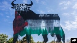 Un cartel con la silueta de un toro, pintado con los colores de la bandera palestina y la frase "Palestina libre", a las afueras de Madrid, el 28 de mayo de 2024.