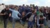 Hongrie: inculpation pour une journaliste qui a frappé des migrants