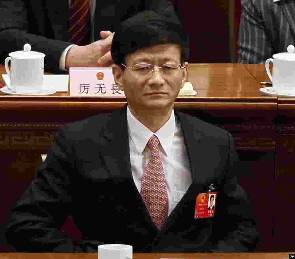 2012年3月14日中国公安部长孟建柱参加人大会议闭幕式。有网友翻出去年中共政法委书记孟建柱视察红黄蓝海南幼儿园的旧闻。而在网上说红黄蓝集团幕后大股东孟亮为孟建柱亲属的两名网民,被警方迅速指为“编造谣言”加以处罚。至于孟建柱跟孟亮及其家人有没有关系?跟红黄蓝教育公司有什么关系?政法委书记为何视察幼儿园并被红黄蓝网站用来作企业宣传?官方至今没有说法。