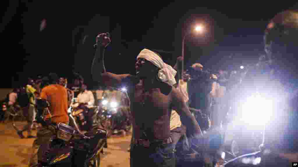 Une foule manifeste après le coup d'Etat à Ouagadougou, 16 septembre 2015.