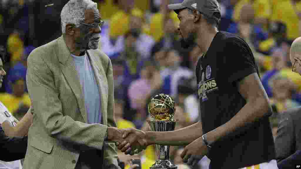 Kevin Durant, serre la main de Bill Russell alors qu'il reçoit le prix Bill Russell NBA Finals Most Valuable Player le 12 juin 2017.