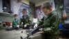 На архівному фото 10-річні школярі Юнармії РФ вивчають автомати Калашникова під час тренувань поблизу Єкатеринбурга, Росія. 28 жовтня 2016. AP Photo/Alexander Zemlianichenko