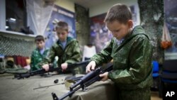 На архівному фото 10-річні школярі Юнармії РФ вивчають автомати Калашникова під час тренувань поблизу Єкатеринбурга, Росія. 28 жовтня 2016. AP Photo/Alexander Zemlianichenko