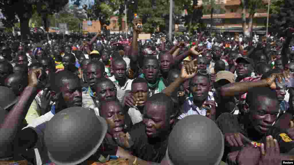 Une foule en liesse s’est regroupé devant le siège du gouvernement à Ouagadougou, Burkina Faso vendredi le 31 octobre 2014.