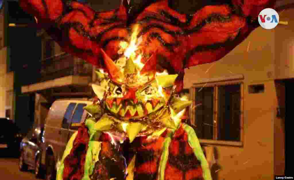 En Guatemala se marca el inicio de la temporada navideña al celebrar una tradición cristiana centenaria conocida como la "Quema del Diablo". Foto Lenny Castro/VOA.