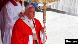 Le pape célèbre la Pentecôte sur la place Saint Pierre au Vatican, le 4 juin 2017.