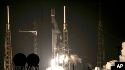 Lansiranje najnovijeg NASA satelita PACE iz vazduhoplovne baze Kejp Kanaveral na Floridi, 8. februar, 2024. (Foto: AP/John Raoux)