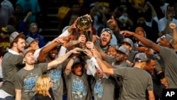 Les Golden State Warriors célébrant leur victoire (AP Photo/Paul Sancya)