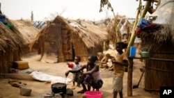 Des familles vivent dans des camps de réfugiés pour échapper aux violences dans le nord de la Centrafrique, ici à Kaga-Bandoro, Cle 16 février 2016. 