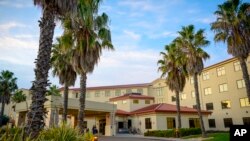 Amerikanci evakuisani zbog koronavirusa stavljeni su u dvonedeljni karantin u hotelu Vestvind In u vazduhoplovnoj bazi Trevis. 