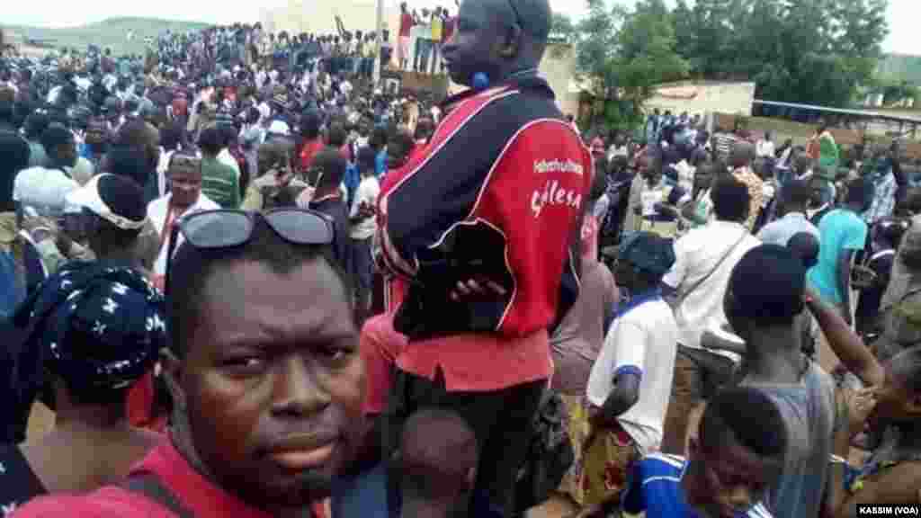 Manifestaion devant le tribunal dans la commune IV, Bamako, le 17 août, 2016. (VOA/Kassim Traoré)