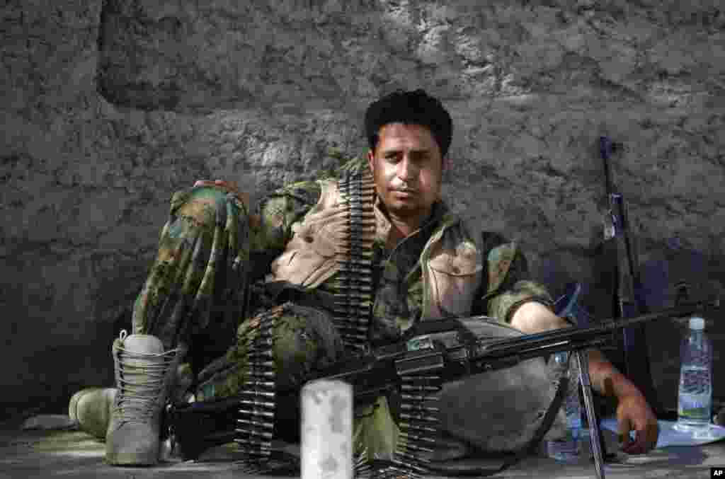 A Shiite rebel, known as a Houthi, chews qat leaves, an amphetamine-like stimulant, as he waits near the site of a demonstration against an arms embargo imposed by the U.N. Security Council on Houthi leaders, in Sana'a, April 16, 2015.