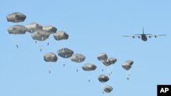 来自美国、英国和波兰的空降部队在波兰城市托伦进行演练。（2016年6月7日）
