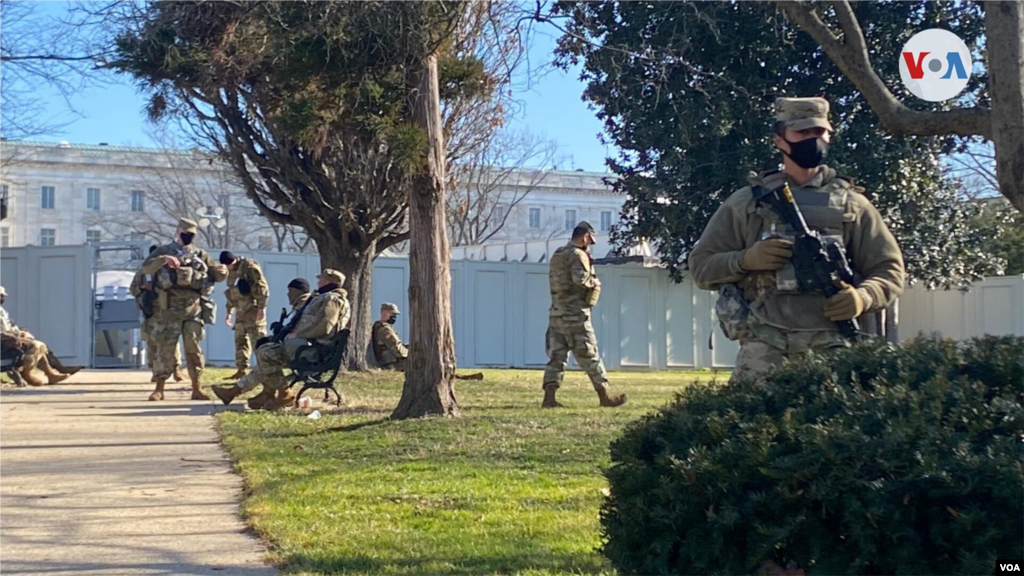 Militares en los terrenos adyacentes al Capitolio resguardan la zona. 14 de enero de 2021. Foto: Celia Mendoza.