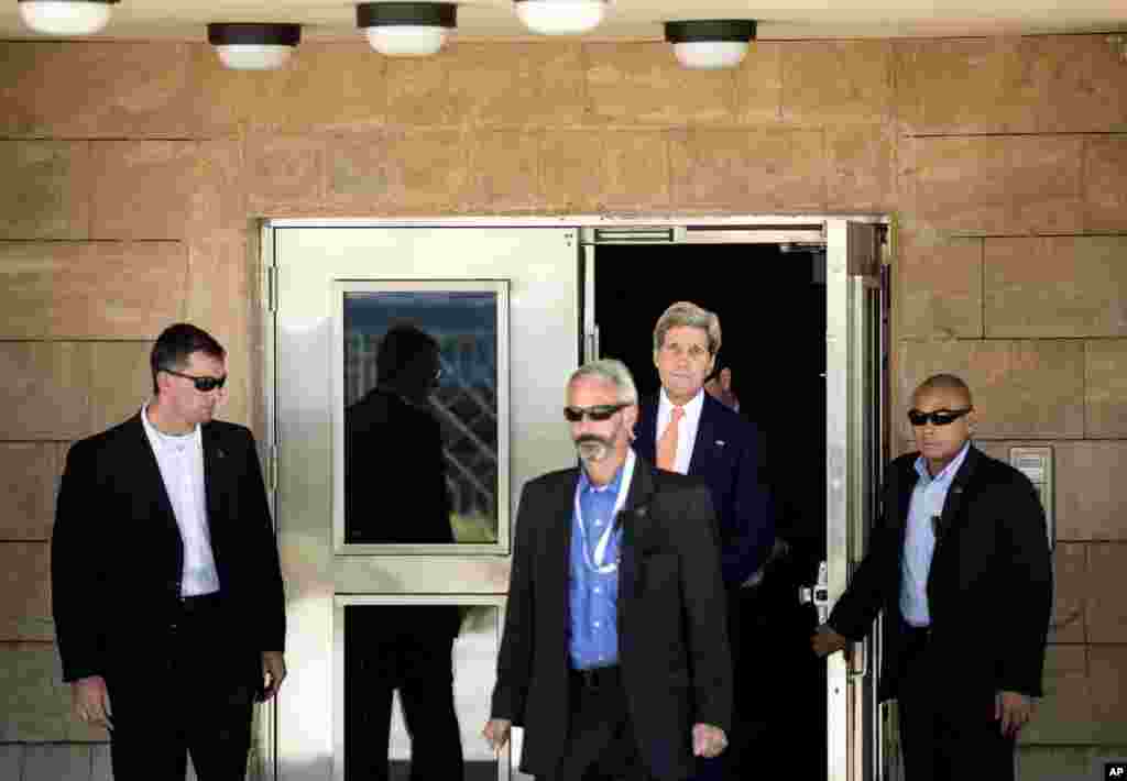 AQSh Davlat kotibi Jon Kerri Iroq Bosh vaziri Nuri al-Malikiy bilan uchrashish uchun Bag'doddagi AQSh elchixonasini tark etmoqda, 23-iyun, 2014-yil.