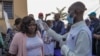 Afisa wa serikali akichukua vipimo vya joto wakati wa uzinduzi wa kampeni ya chanjo ya mpox huko DRC October 5, 2024. Picha na AFP 
