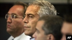 ARCHIVO - En esta fotografía de archivo del 30 de julio de 2008, Jeffrey Epstein, al centro, es mostrado en custodia en West Palm Beach, Florida. (Uma Sanghvi/Palm Beach Post vía AP, Archivo).