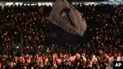 Para pengunjuk rasa Korea Selatan melakukan unjuk rasa untuk menuntut mundurnya Presiden Korea Selatan, Park Geun-hye (5/11). Seoul, Korea Selatan. (foto: AP Photo/Ahn Young-joon)