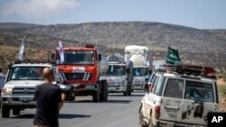 Konvoi truk dari Doctors Without Borders yang membawa perbekalan medis berhenti di pinggir jalan setelah menerima kabar bahwa jalan di depan telah ditutup oleh militer Ethiopia, di wilayah Tigray, Ethiopia utara, 8 Mei 2021.