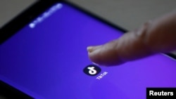 图为智能手机上的抖音应用软件标识（2019年2月21日拍摄）。