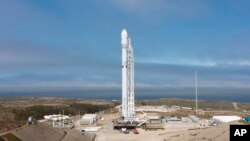 Roket Falcon 9 milik SpaceX tampak sebelum peluncuran hari Minggu, yang mengangkut 10 satelit lagi milik Iridium Communications, dari Pangkalan AU Vanderberg, California, 25 Juni 2017 (foto rilis SpaceX via AP)