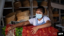 Paola Machado, de 18 años, miembro de la asociación de producción agrícola Canasta Campesina, empaca pimientos dulces orgánicos en Comasagua, La Libertad, El Salvador, el 7 de octubre de 2020.