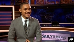 Trevor Noah apparaît sur le plateau de sa nouvelle émission, "The Daily Show with Trevor Noah", à New York, le 25 septembre 2015.