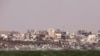 Los aspersores riegan un campo en el lado israelí de la frontera entre Israel y Gaza, visto desde el sur de Israel, el 5 de marzo de 2025. 