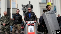 "O'ng sektor" guruhi a'zolari parlament binosi ro'parasida namoyishda. Kiyev, 28-mart 2014-yil