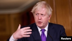 Perdana Menteri Inggris Boris Johnson dalam konferensi pers di Downing Street di London, Inggris, 2 Desember 2020.