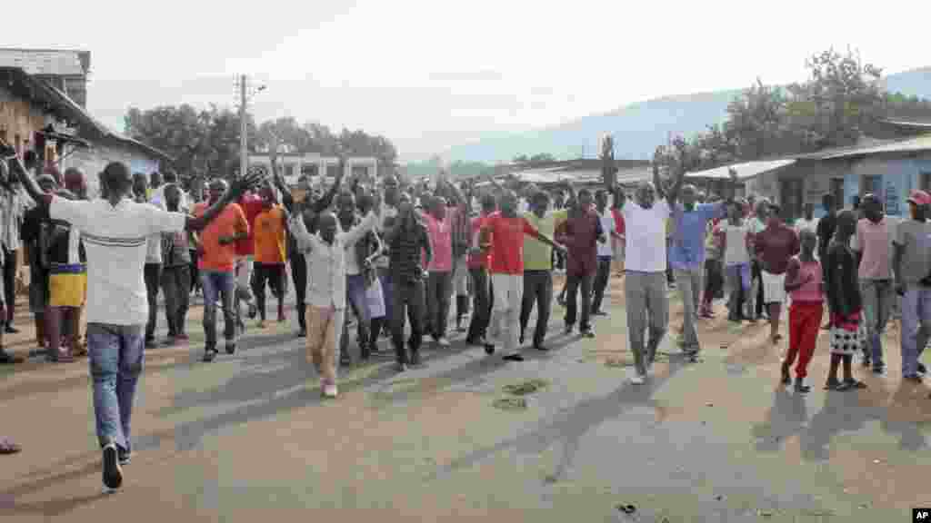 Des partisans de l'opposition protestent dans la capitale Bujumbura, Burundi, lundi 27 avril 2015.
