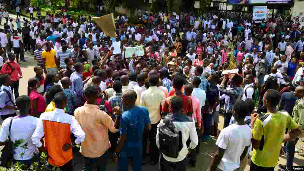 Wani Dandazon Daliban Jami’ar Calabar Suna Zanga Zanga Saboda An Kara Masu Kudin Makaranta 12, ga Oktoba 2015.