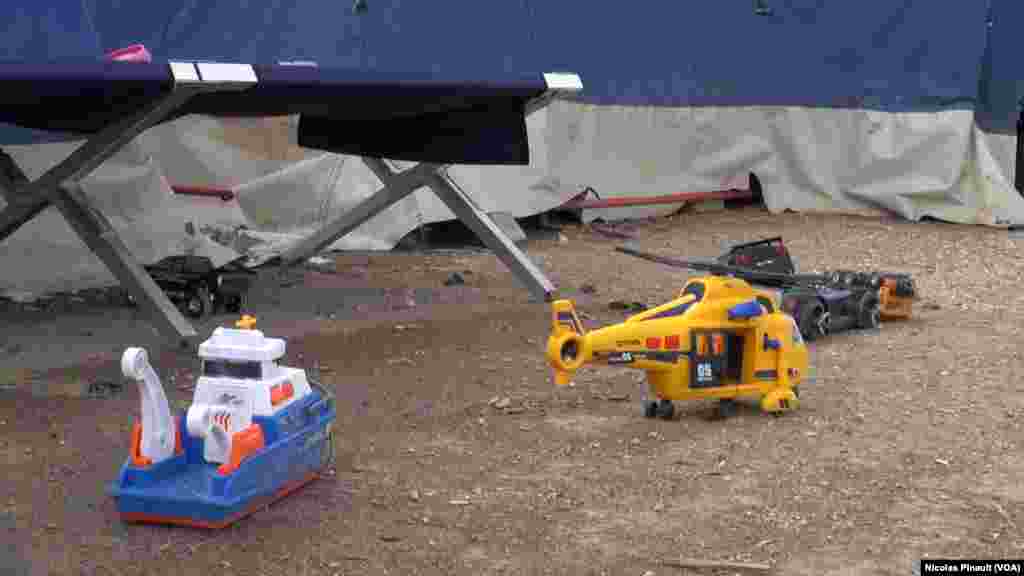 Des jouets pour enfants dans le centre d'accueil de la Croix Rouge italienne derrière la gare de Tiburtina, Rome, 5 octobre 2015 (Nicolas Pinault/VOA). 