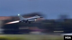 Pesawat tempur F-16 lepas landas dari pangkalan udara NATO di Sigonella, Italia untuk melakukan serangan ke Libya (21/3).