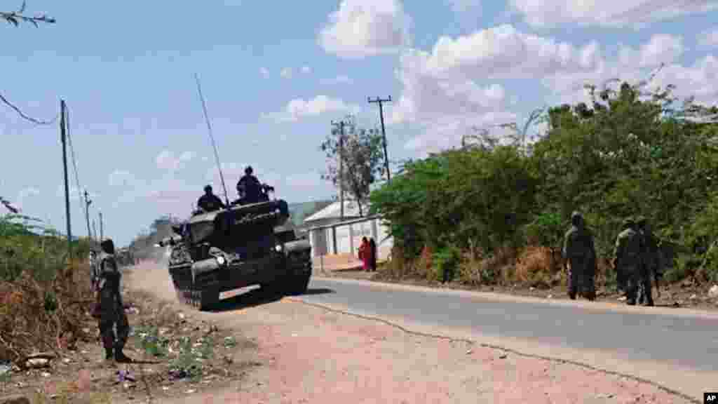 Un char de l'armée kenyane et des soldats kenyans font mouvement vers l'université de Garissa, au Kenya, jeudi 2 avril 2015.
