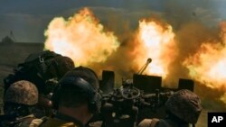 Украинская артиллерия ведет огонь близ Бахмута (архивное фото) 