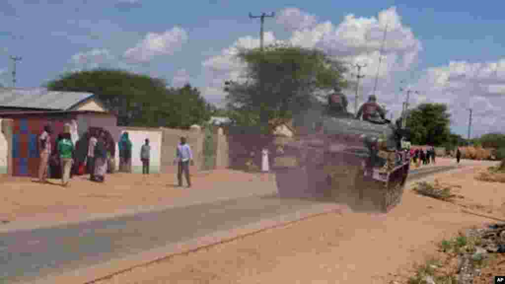 Un char de l'armée kenyane fait mouvement vers l'université de Garissa, au Kenya, jeudi 2 avril 2015.