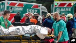 Los paramédicos transportan a viajeros heridos después de que dos trenes chocaran en Buenos Aires, Argentina, el viernes 10 de mayo de 2024.
