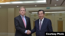ឯកអគ្គរដ្ឋទូត​សហរដ្ឋ​អាមេរិក​ ​​W​.​ ​Patrick​ ​Murphy​ ជួប​ជាមួយ​នាយករដ្ឋ​មន្ត្រី​កម្ពុជាលោក ហ៊ុន សែន​ កាលពី​ថ្ងៃទី ២៣ ខែតុលា ឆ្នាំ២០១៩។(Courtesy Photos)