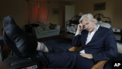 En esta fotografía de archivo del miércoles 15 de junio de 2011, se ve al fundador de WikiLeaks, Julian Assange, con tobillera electrónica en la casa donde debía permanecer entonces, cerca de Bungay, Inglaterra.