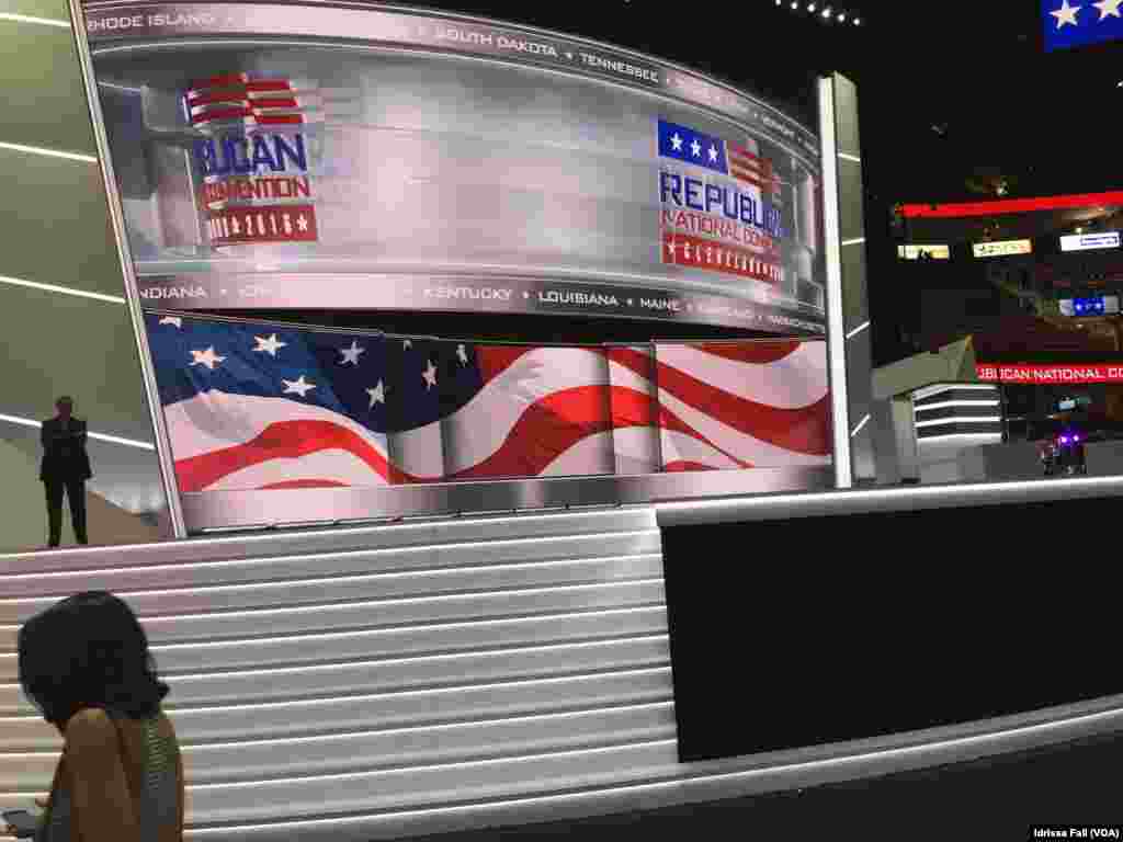 Les préparatifs s'accélèrent dans l'arène Quicken Loan qui accueille la Convention républicaine à Cleveland, le 17 juillet 2016. (Idrissa Seydou Dia / VOA)