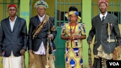 Delegação de autoridades tradicionais da Lunda-Norte e Lunda-Sul (da esquerda para a direita): Regedor Mwambumba, Regedor Zovo, Mwanitete e MwaCapenda Camulemba (Foto: Maka Angola)
