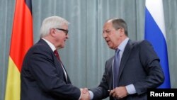Almanya Dışişleri Bakanı Frank-Walter Steinmeier Moskova'da Rusya Dışişleri Bakanı Sergei Lavrov ile