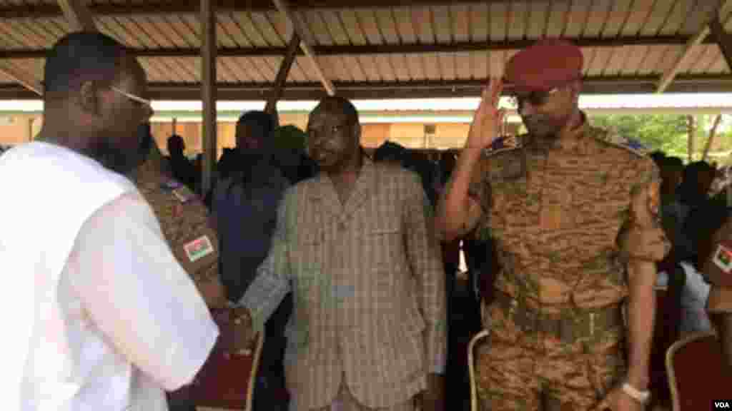 Le général de brigade Gilbert Diendéré faisant un salut, extrème droite