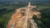 Foto udara lokasi pembangunan jalan tol Balikpapan-Samarinda di distrik Semboja, Kabupaten Kutai Kertanegara, Kalimantan Timur, 28 Agustus 2019. (Foto: Antara)