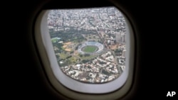 El estadio Centenario de Montevideo, Uruguay, es visto desde la ventana de un avión, el 26 de enero, de 2018.